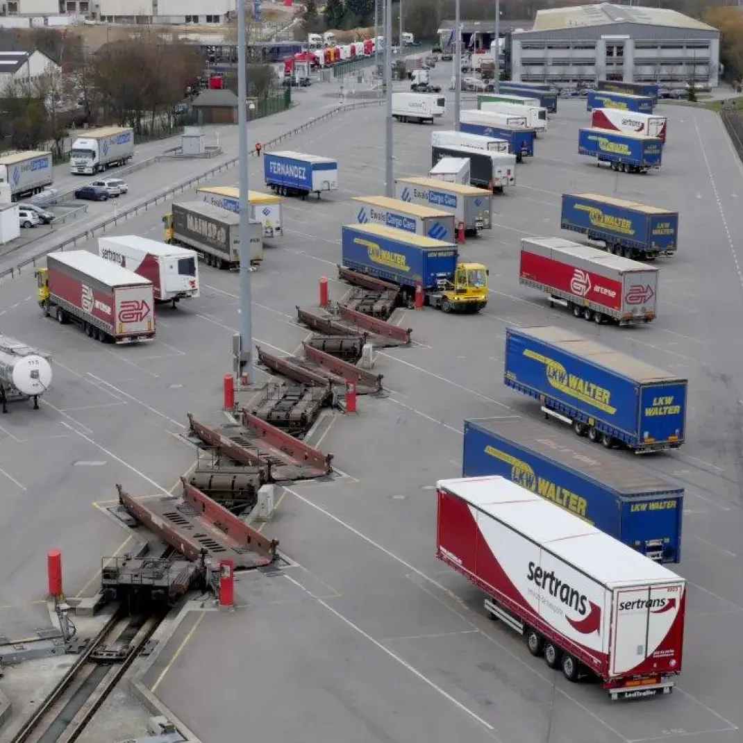 Rotating loading system transfers semi-trailers to rail wagons, boosts efficiency