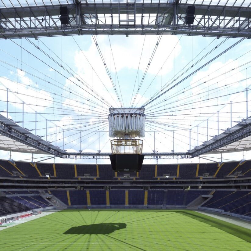 Marvelous: Deutsche Bank Park’s retractable roof disappears into scoreboard