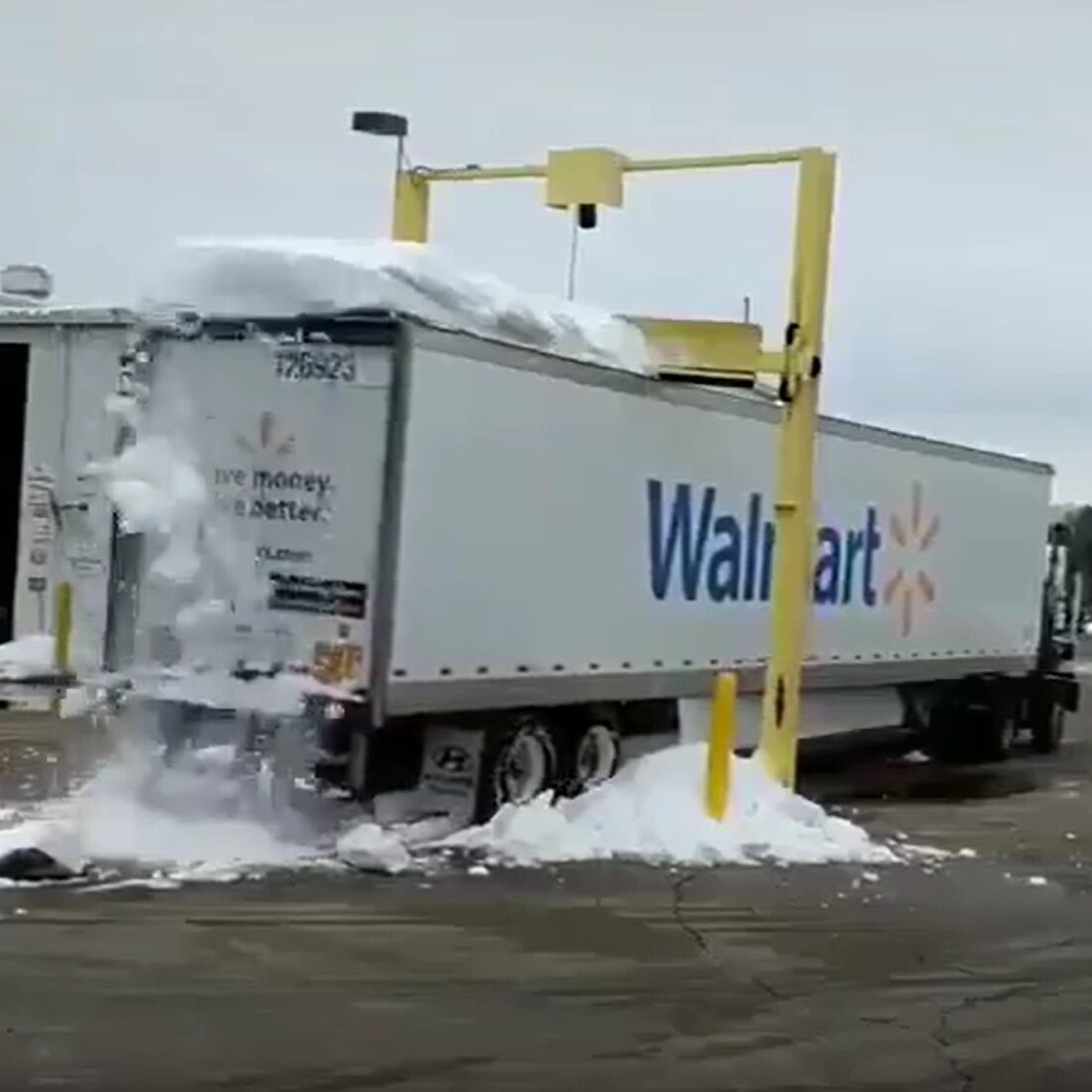 Snow removal machine for trucks and buses