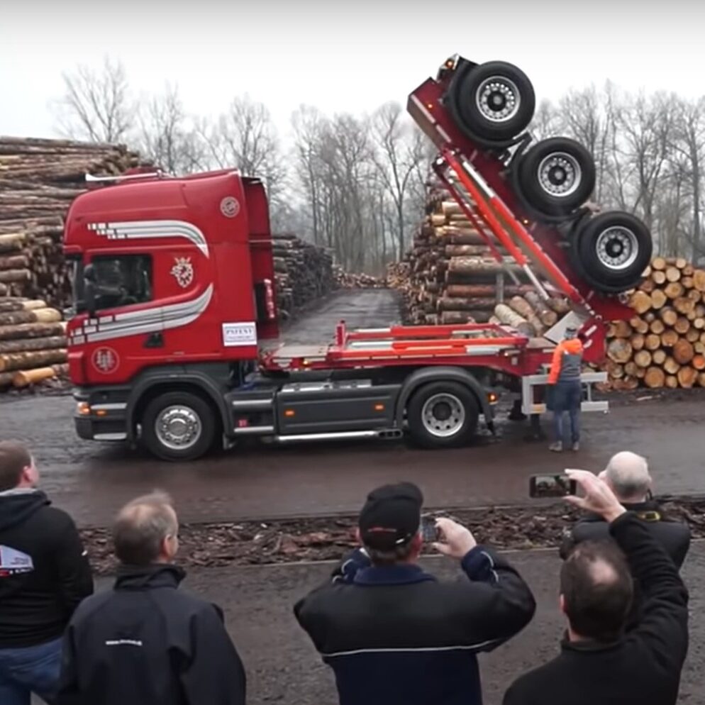 Foldaway heavy goods trailer