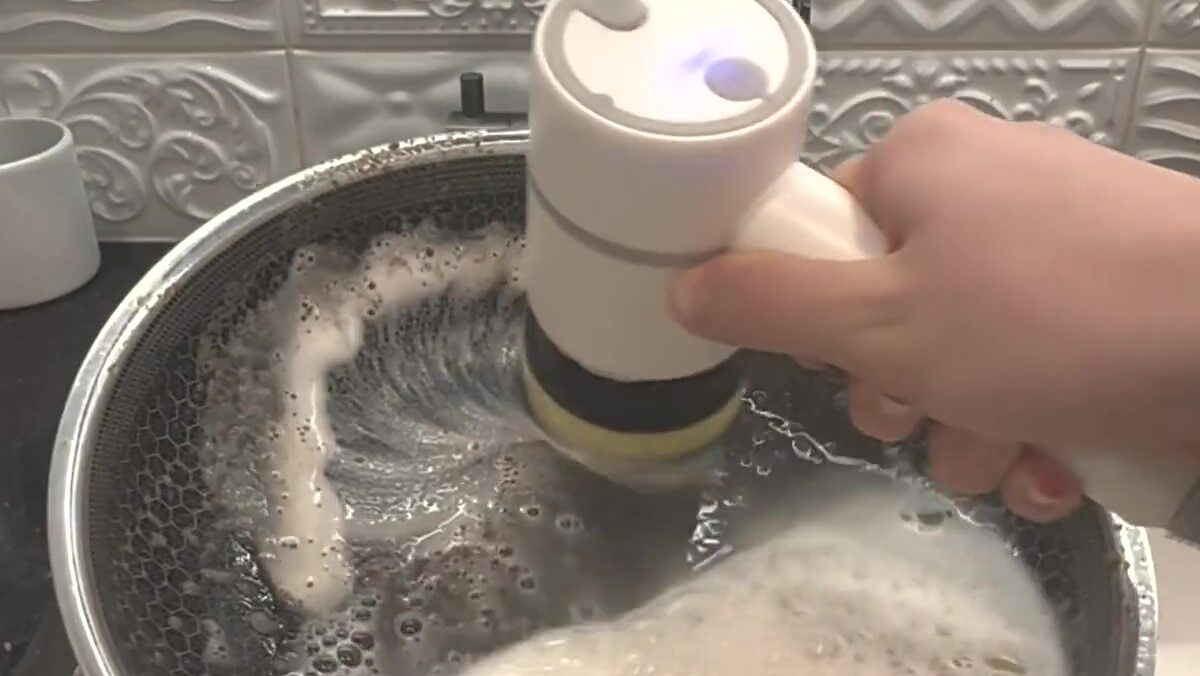 Motorised dishwashing pad