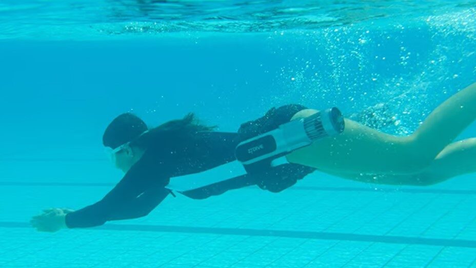 VIDEO: Underwater thrusters you wear round your waist