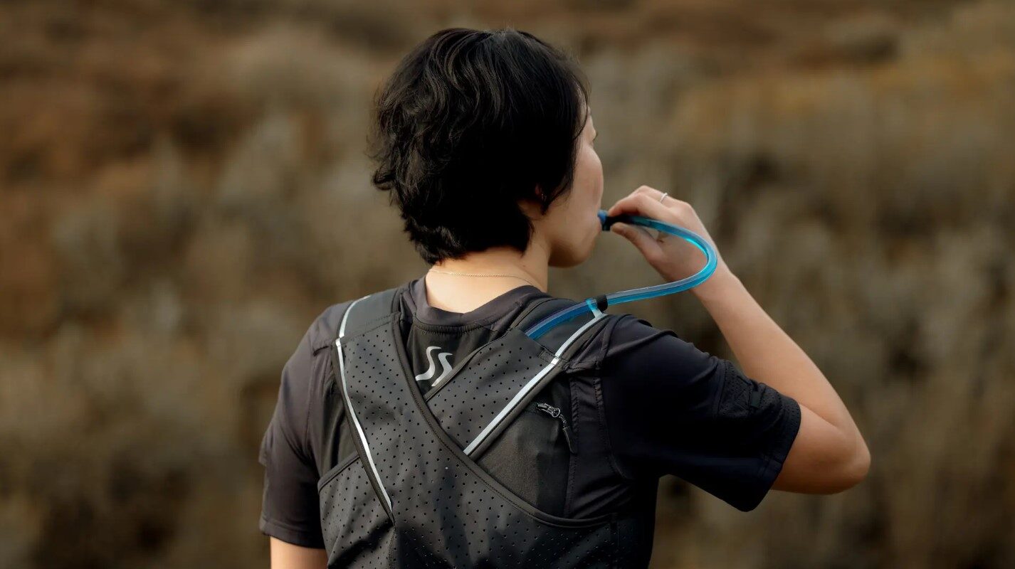 VIDEO: Hydroshirt integrates drinking pouch for thirsty runners