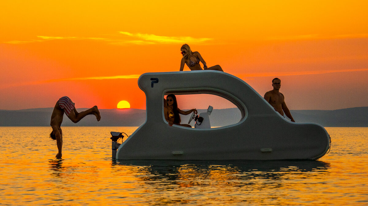 VIDEO: Inflatable electric trimaran boat fits in your car